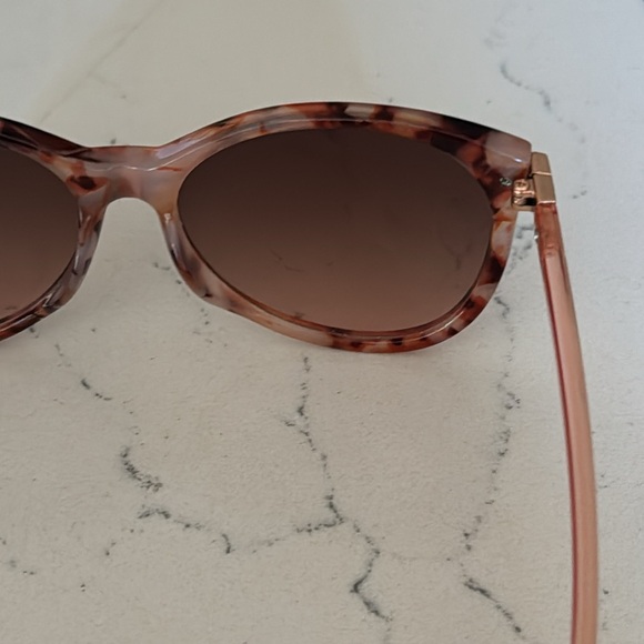 Chic Tortoiseshell Sunglasses - Picture 9 of 15